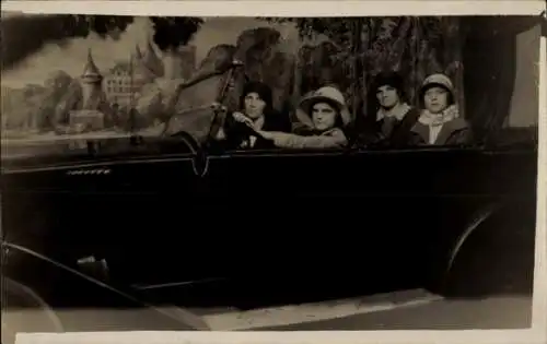 Foto Ak Frauen in einem Automobil in einem Fotostudio, 1931