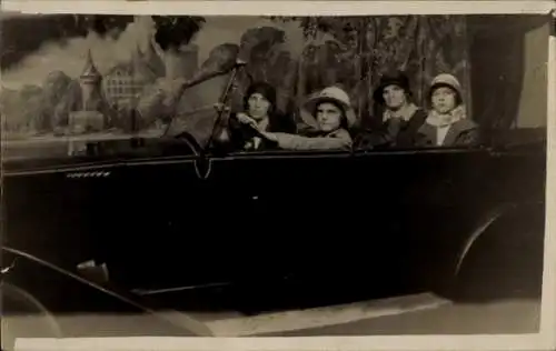Foto Ak Frauen in einem Automobil in einem Fotostudio, 1931