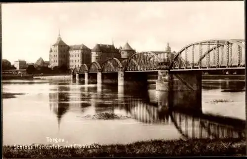 Ak Torgau an der Elbe Nordsachsen, Schloss Hartenfels mit Elbbrücke