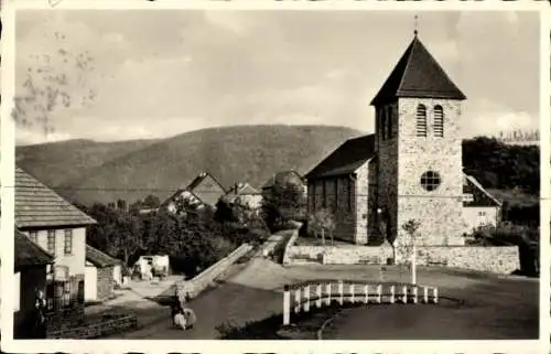 Ak Rurberg Simmerath Eifel, Ansicht der Kirche und Umgebung, Panorama, Frau mit Kinderwagen