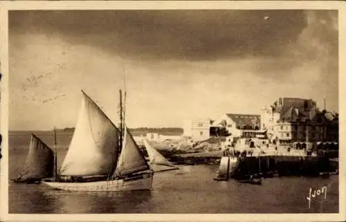 Ak Concarneau Finistère, Hafen, Fischerboot bei der Rückkehr