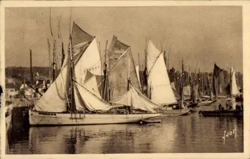Ak Concarneau Finistère, Fischerboote im Hafen