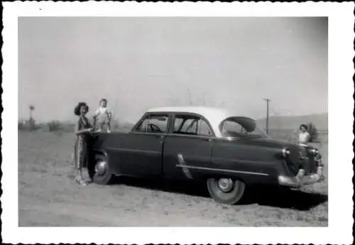 Foto Frauen mit einem Automobil, Ford
