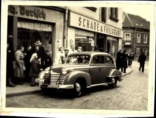 Foto Automobil vor Geschäften,Schafe und Füllgrabe