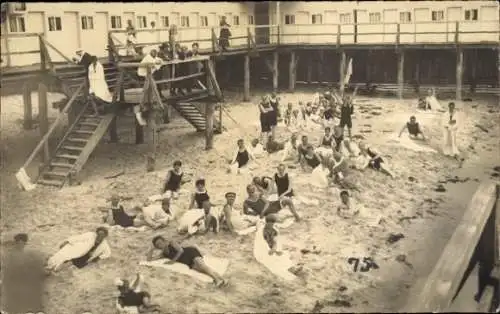 Foto Ak Gruppenbild der Menschen in Badeanzügen, Strand, Freibad