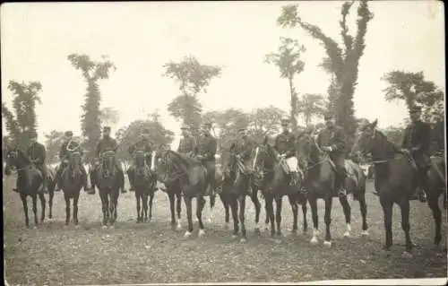Foto Ak Französische Soldaten zu Pferden, Gruppenbild, Uniformen