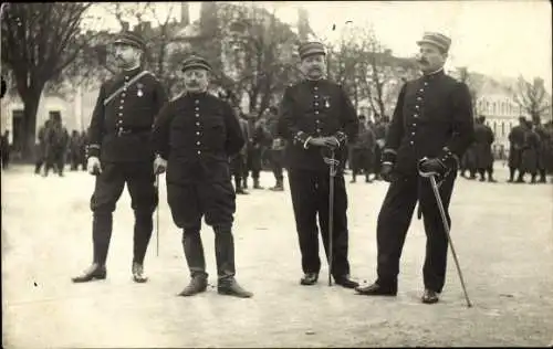 Foto Ak Französische Soldaten in Uniformen, Säbel