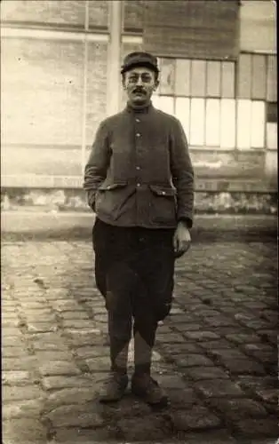 Foto Ak Französischer Soldat in Uniform, Standportrait, Jahr 1917