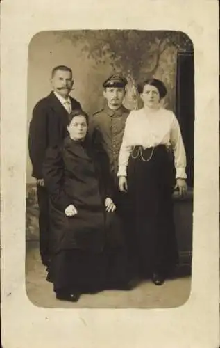 Foto Ak Familienbild, Zwei Frauen, Mann in Uniform