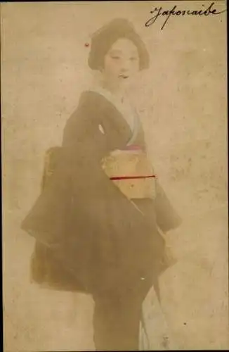 Foto Ak Japan, Junge Frau in japanischer Tracht, Japanerin, Kimono