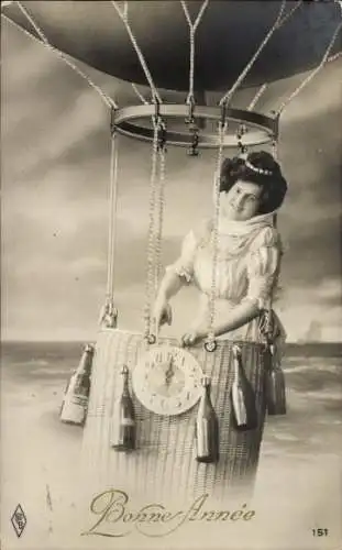 Ak Glückwunsch Neujahr, Frau in einem Heißluftballon, Uhr, Sektflaschen