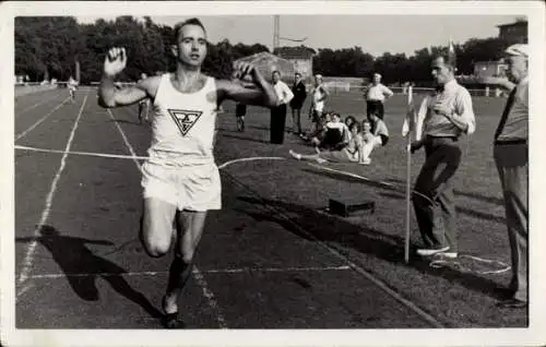 Foto Ak Leichtathletik, Stadion, 400-Meter-Lauf, Sieger, Jahr 1932