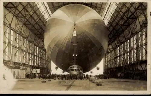 Ak Luftschiff LZ 127 Graf Zeppelin, Einbringen in die Luftschiffhalle