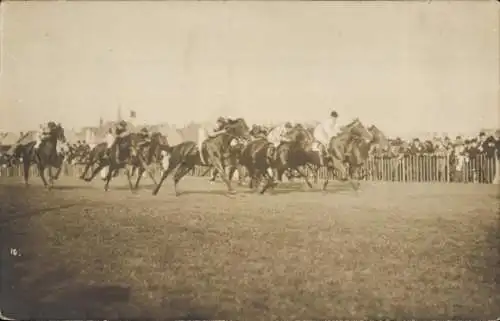 Foto Ak Pferderennsport, Jockeys, Zuschauer, Pferderennbahn