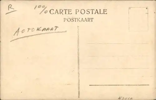 Foto Ak Pferderennsport, Jockeys, Zuschauer, Pferderennbahn