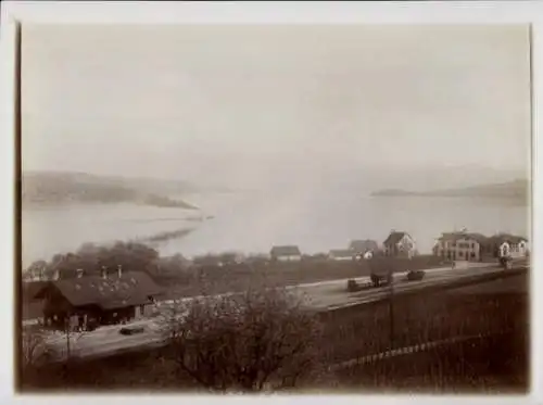 Foto Ak Schweiz, Ort am Zürichsee, Bahnanlagen, Dampfschiff auf dem See