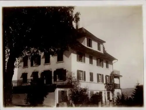 Foto Ak Schweiz, Ort am Zürichsee, Gebäude