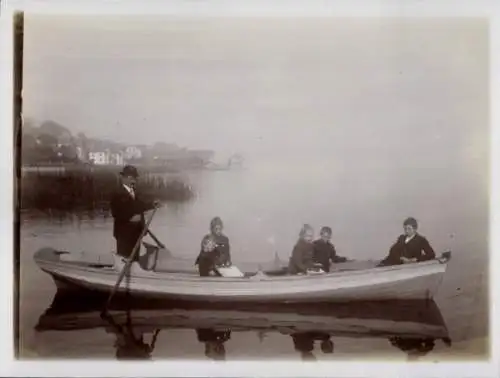 Foto Ak Zürichsee, Boot in Ufernähe, Familie