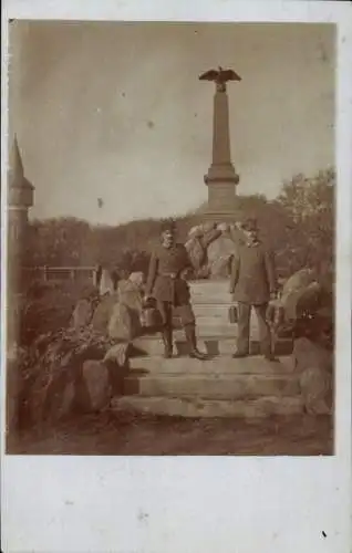 Foto Ak Husum in Nordfriesland, Ehrenmal, Soldaten