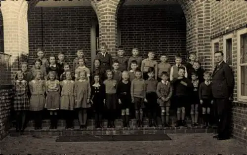 Foto Reinbek in Schleswig Holstein, Gruppenportrait, Schulklasse, Lehrer