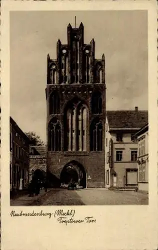 Ak Neubrandenburg in Mecklenburg, Treptower Tor