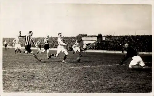 Foto Ak Düsseldorf am Rhein, Fußballspiel, Spieler auf dem Platz