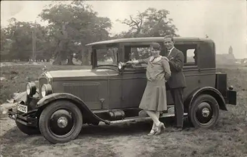 Foto Ak Bad Soden am Taunus Hessen, Mann und Frau an einem Automobil