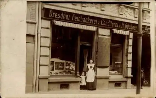 Foto Ak Dresdner Feinbäckerei und Konditorei, Verkäuferin mit Kind