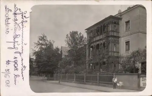 Foto Ak Dresden Altstadt, Wohnhäuser, Straße, Kind