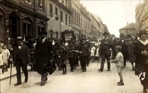 Foto Ak Dresden, Fest, Marschierende Menschen, Kinder in Uniformen