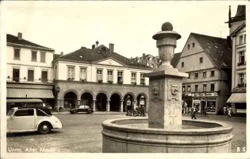 Ak Unna im Ruhrgebiet, Blick auf den alten Markt, Brunnen, Arkaden, Auto