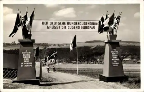 Ak St. Goarshausen im Rhein Lahn Kreis, Deutscher Bundesjugendring, Fahnen, Säulen