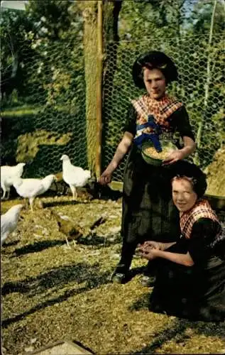 Ak Staphorst Overijssel, Mädchen in niederländischer Tracht füttern Hühner