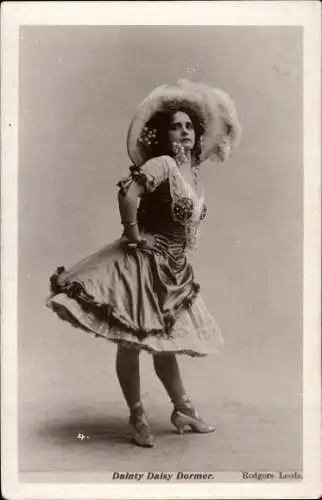 Ak Variete-Künstlerin Dainty Daisy Dormer, Standportrait