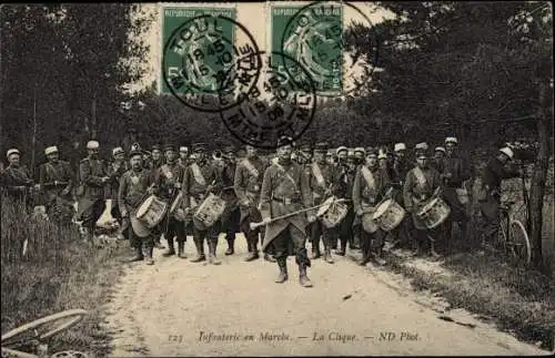 AK-Infanterie auf dem Marsch, die Clique
