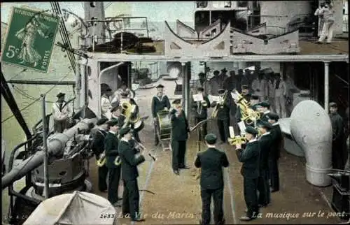 Ak Französische Seeleute musizieren auf einem Kriegsschiff