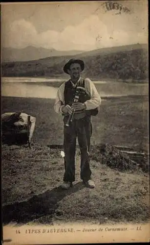 Ak Auvergne, Mann in Tracht mit Dudelsack, Cornamusa