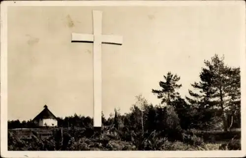 Ak Loenen Gelderland, Kreuz auf dem zentralen Friedhof