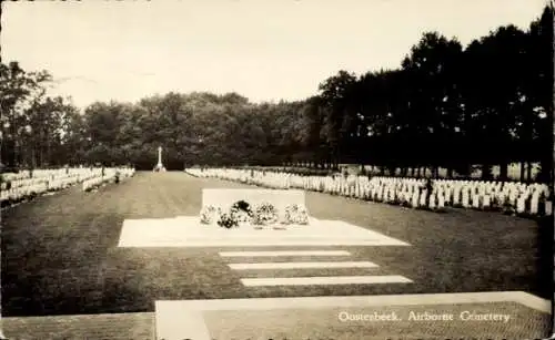 Ak Arnhem Oosterbeek Renkum Gelderland, Militärfriedhof für Luftlandetruppen