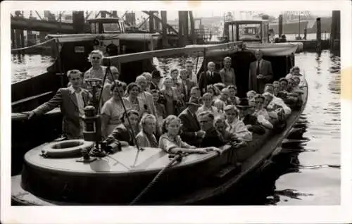 Ak Hamburg Mitte Altstadt, Landungsbrücken, Hamburg 4, Brücke 1, Gruppe im Boot