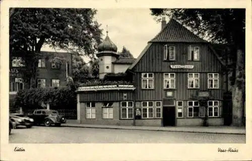 Ak Eutin in Ostholstein, Voss Haus von der Straße gesehen, Autos