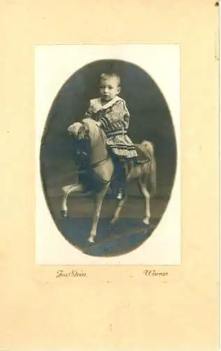 Foto Worms am Rhein, Kleinkind auf einem Schaukelpferd auf Rollen