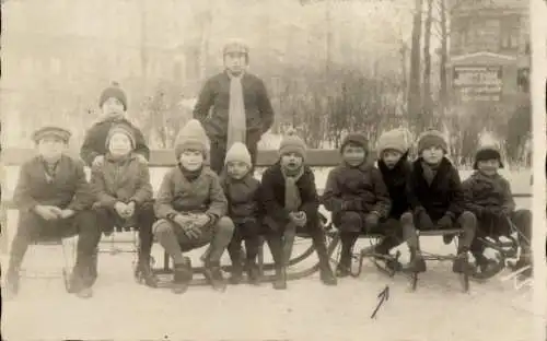 Foto Ak Berlin Spandau, Wörther-Platz, Kinder, Schlitten