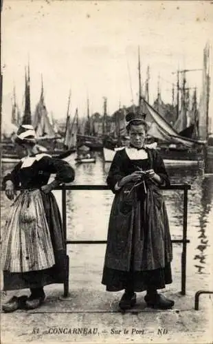 Ak Concarneau Finistère, Frauen in Volkstrachten im Hafen