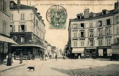 Ak Courbevoie Hauts de Seine, Rue Victor-Hugo, prise de la place Victor-Hugo