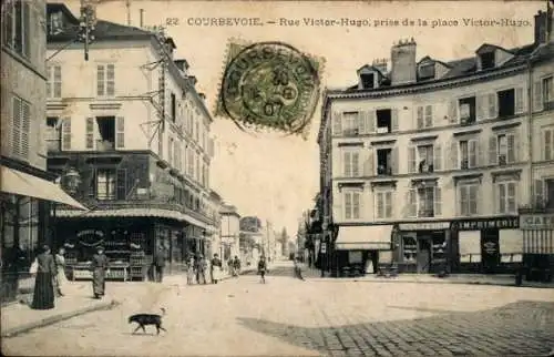 Ak Courbevoie Hauts de Seine, Rue Victor-Hugo, prise de la place Victor-Hugo