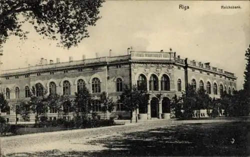 Ak Riga Lettland, Blick auf die Reichsbank, Platz, Eingang