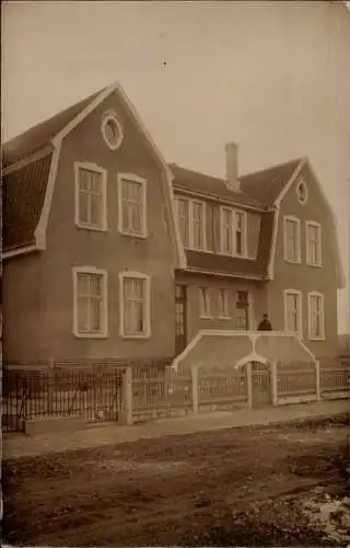 Foto Ak Aurich in Ostfriesland, Straßenpartie mit Wohnhaus