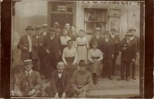 Foto Ak Menschen vor einem Gebäude, Biergläser, Restaurant, Gruppenbild