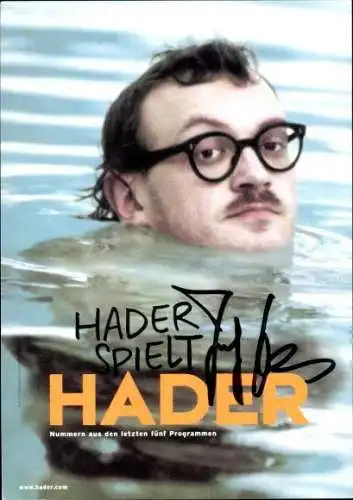 Ak Schauspieler Josef Hader, Portrait, Autogramm, schwimmt im Wasser